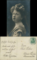 Ansichtskarte  Fotokunst Frau Posiert Mit Schleife Im Haar 1908 - Personen