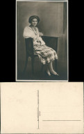 Frau Posiert Auf Stuhl, Fotokunst, Atelier-Photo (aus GRAZ) 1920 Privatfoto - Personaggi