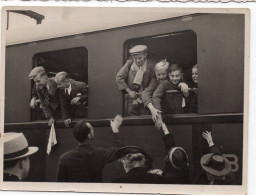 Snapshot Superbe Iconique Adieu Au Revoir Train Départ Enfant Voyage 40s 50s - Anonieme Personen