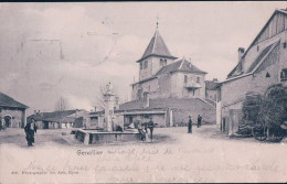 Genolier VD, Place Du Village Animée, Fontaine Et Eglise (24.7.1903) Usure Bord Droite - Genolier