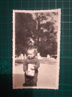 PHOTOGRAPHIE ANCIENNE ORIGINALE. Image En Noir Et Blanc. Petite Fille Mangeant Du Pop-corn Dans Le Parc - Anonymous Persons
