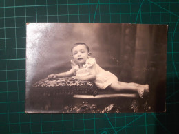 PHOTOGRAPHIE ANCIENNE ORIGINALE. Enfant Allongé Sur Un Oreiller Sur La Table Lumineuse. Image En Noir Et Blanc. - Anonymous Persons