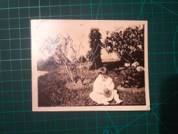 PHOTOGRAPHIE ANCIENNE ORIGINALE. Petite Fille Assise Dans Le Parc Jouant Au Soleil. Image En Noir Et Blanc - Anonyme Personen