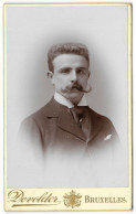 Carte De Visite - L Devolder Bruxelles - Jeune Homme, Tête Et épaules, Moustache De Guidon / CDV Young Man - Anonieme Personen