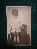 PHOTOGRAPHIE ANCIENNE ORIGINALE. Petit Garçon Debout Sur Un Fauteuil En Osier. Image En Noir Et Blanc - Anonieme Personen