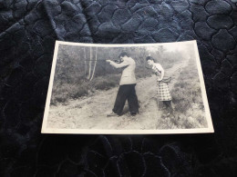 P-920 , Photo D'une Partie De Chasse, Homme Armant Son Fusil, 27 Mars 1949 - Personas Anónimos