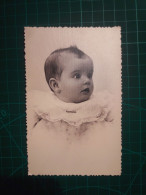 PHOTOGRAPHIE ANCIENNE ORIGINALE. Portrait D’un Petit Bébé Dans Une Image En Noir Et Blanc - Personas Anónimos