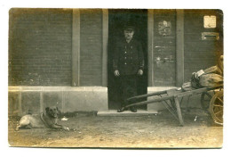 CARTE PHOTO - RECEVEUR D' UN BUREAU DE POSTE CERTAINEMENT MILITAIRE. A DROITE, HORAIRES DES LEVEES. - Personnages