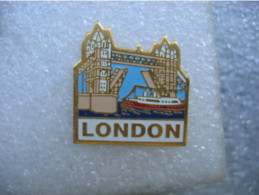 Pin's Du  Tower Bridge à Londres - Villes