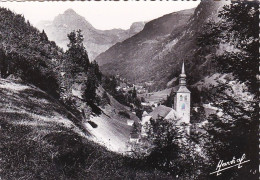 74 -  SIXT - L'église - La Vallée Et Au Fond Le Tenneverge - Sixt-Fer-à-Cheval