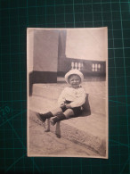 PHOTOGRAPHIE ANCIENNE ORIGINALE. Petit Garçon Avec Un Chapeau Blanc Assis Sur L'échelle. Image En Noir Et Blanc - Personas Anónimos