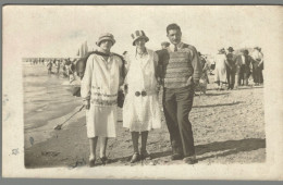 CPA 14 - Deauville - 3 Personnes Sur La Plage - Carte Photo - Deauville