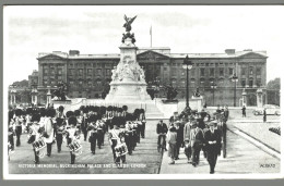 CPSM - Royaume Uni - London - Victoria Memorial - Buckingham And Guards - Autres & Non Classés