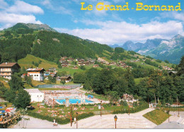 LE GRAND BORNAND : La Piscine. Au Fond La Chaîne Des Aravis - Le Grand Bornand
