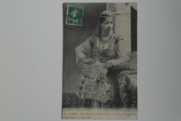 Cpa 1908 Algérie Types Indigènes La Belle Fatma Chez Elle En Costume De Gala - MAY03 - Mujeres