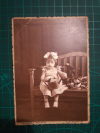 PHOTOGRAPHIE ANCIENNE ORIGINALE. Petite Fille Avec Noeud, Robe Et Jardinière. Image En Noir Et Blanc - Personas Anónimos