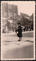 Jolie Photographie WW2 D'une Femme à Strasbourg Maisons En Ruine Et De La Cathédrale, Bombardement, Guerre 6,6x11,2cm - Oorlog, Militair