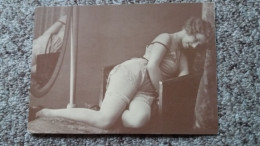 CPM REPRO REPRODUCTION PHOTO DE FEMME NUE NU 1900 ED LYNA 561/ SOUS VETEMENTS  PELLICULE ARRACHEE - Photographie