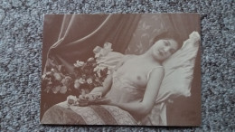 CPM REPRO REPRODUCTION PHOTO DE FEMME NUE NU 1900 ED LYNA 561/6 SEINS NUS  LIT ROSES   PELLICULE ARRACHEE - Photographie
