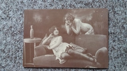 CPM REPRO REPRODUCTION PHOTO DE FEMME NUE NU 1900 ED LYNA 561/9 SEINS NUS CANAPE AUTRE   PELLICULE ARRACHEE - Photographie
