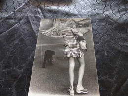 P-937 , Photo , Jeune Femme En Robe Courte Et Son Chien Noire, Circa 1970 - Anonieme Personen