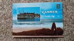 CPM SOUVENIR DE CANNES 06 ED ALTARI PIN UP FEMME A MOITIE NUE NU SABLE VUE PORT - Pin-Ups