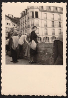 Jolie Photographie D'une Femme à Bouillon En Belgique, Hôtel De La Poste Années 40/50, 6,2 X 8,8 Cm - Places
