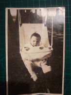 PHOTOGRAPHIE ANCIENNE ORIGINALE. Petit Bébé Profitant Du Hamac Dans Le Parc. Image En Noir Et Blanc - Anonymous Persons