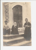 Turquie - Groupe De Mendiants Devant La Porte D'une Mosquée (Constantinople - Istanbul) - Türkei