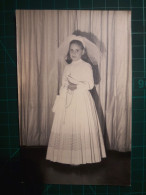 PHOTOGRAPHIE ANCIENNE ORIGINALE. Petite Fille En Robe Blanche Prête à Recevoir Le Christ (communion). Image En Noir Et B - Anonymous Persons