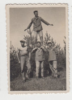 Muscle Guys, Four Young Men, Acrobatic Pose In Park, Portrait, Vintage Orig Photo 6x8.5cm. (16376) - Anonymous Persons