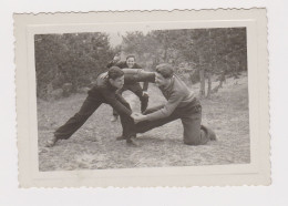 Guys, Two Young Men, Wrestling, Fighting In Park, Scene, Vintage Orig Photo 10.1x7.1cm. (51281) - Anonieme Personen