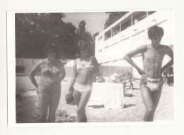 Handsome Muscle Man With Swimming Trunks, Lady With Swimwear, Summer Beach Scene, Vintage Orig Photo 10.6x7.5cm. (1015) - Personnes Anonymes