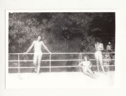 Awesome Muscle Man With Swimming Trunks, Lady With Swimwear, Summer Beach Scene, Vintage Orig Photo 10.9x7.6cm. (1012) - Personnes Anonymes