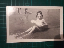 PHOTOGRAPHIE ANCIENNE ORIGINALE. Petite Fille Jouant Sur La Plage Avec Son Sauveteur. Image En Noir Et Blanc - Anonymous Persons