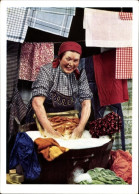 CPA Reklame Indanthren Textilien, Frau Wäscht Wäsche - Werbepostkarten