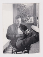 Man, Pose With Alcohol Bottle, Portrait On Balcony, Vintage Orig Photo 8.8x11.8cm. (52948) - Anonieme Personen