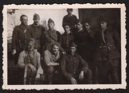 Photographie Militaria 1939 Groupe Soldats Nommés Au Verso à IPPLING Bombardé?, Moselle, Ww2 Seconde Guerre 8,6x6cm - Oorlog, Militair