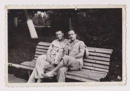 Handsome Guys, Two Young Men Pose Affectionate, Portrait On Bench, Vintage Orig Photo Gay Int. 12.5x8.5cm. (278) - Anonymous Persons