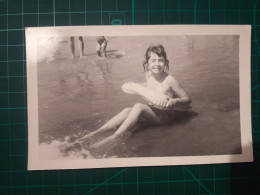 PHOTOGRAPHIE ANCIENNE ORIGINALE. Petite Fille Jouant Sur La Plage Avec Son Sauveteur. Image En Noir Et Blanc - Anonymous Persons