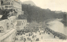 Postcard France Lourdes La Place De La Grotte Et Le Gave - Lourdes