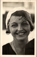 CP Carte Photo D'époque Photographie Vintage Jeune Femme Sourire Beauté - Non Classés