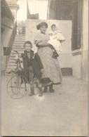 CP Carte Photo D'époque Photographie Vintage Femme Tricycle Jouet Cheval Bois - Koppels