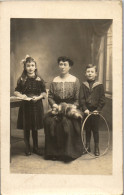 CP Carte Photo D'époque Photographie Vintage Femme Enfant Famille Cerceau Décor  - Unclassified