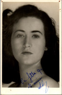 CP Carte Photo D'époque Photographie Vintage Femme Jolie Jeune Regard - Unclassified