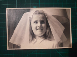 PHOTOGRAPHIE ANCIENNE ORIGINALE. Fille Avec Un Belo Blanc Prête à Aller à Sa Communion. Image En Noir Et Blanc - Personnes Anonymes