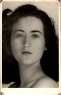 CP Carte Photo D'époque Photographie Vintage Femme Jeune Jolie Regard - Non Classés