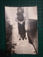 PHOTOGRAPHIE ANCIENNE ORIGINALE. Fille Promenant Son Chien Avec Une Chaîne. Image En Noir Et Blanc - Anonyme Personen