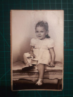 PHOTOGRAPHIE ANCIENNE ORIGINALE. Petite Fille En Robe Blanche Assise Sur Un Tabouret. Image En Noir Et Blanc - Personnes Anonymes