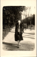 CP Carte Photo D'époque Photographie Vintage Jeune Femme Mode Marche Turban  - Non Classés